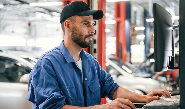 advanturecamperizaciones.orbidi.tech Website - Servicios - auto mechanic working garage repair service e